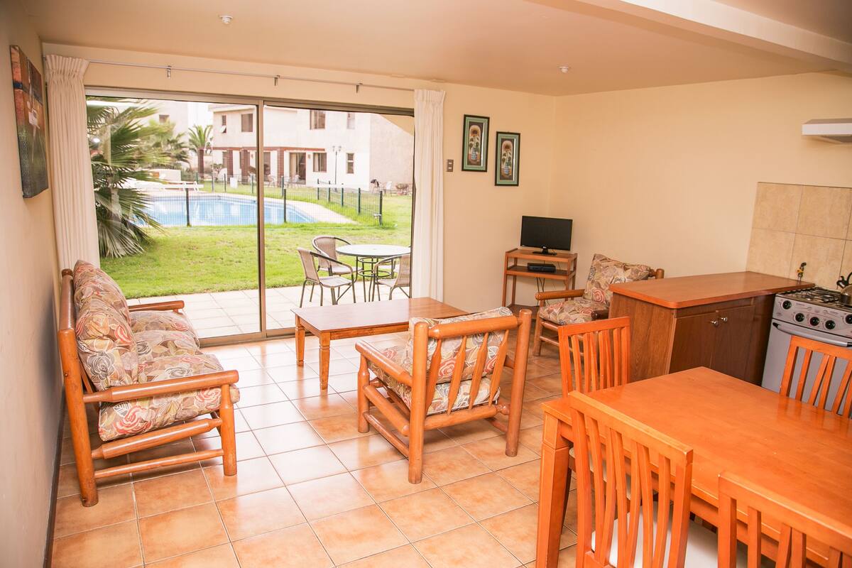 Bungalow familiar, 2 habitaciones, baño privado | 1 habitación, caja de seguridad en la habitación y cunas gratuitas