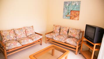 Cabaña familiar, 3 habitaciones, 2 baños | Área de sala de estar | Televisión de pantalla plana