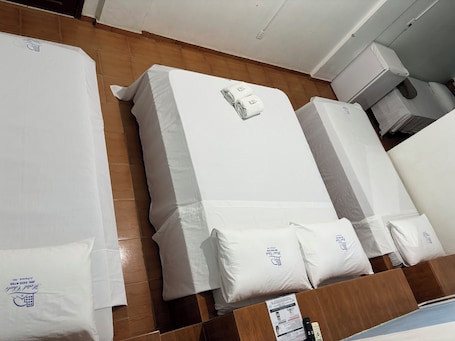 Cortinas blackout y sistema de insonorización . Hotel Chalé Ji-Paraná