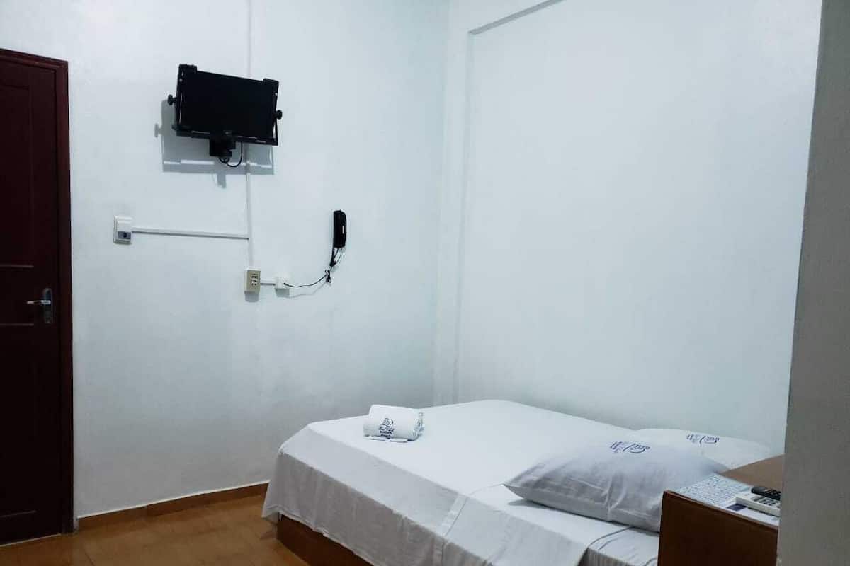 Escritorio, cortinas blackout y sistema de insonorización