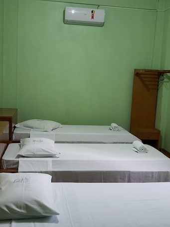 Cortinas blackout y sistema de insonorización . Hotel Chalé Ji-Paraná