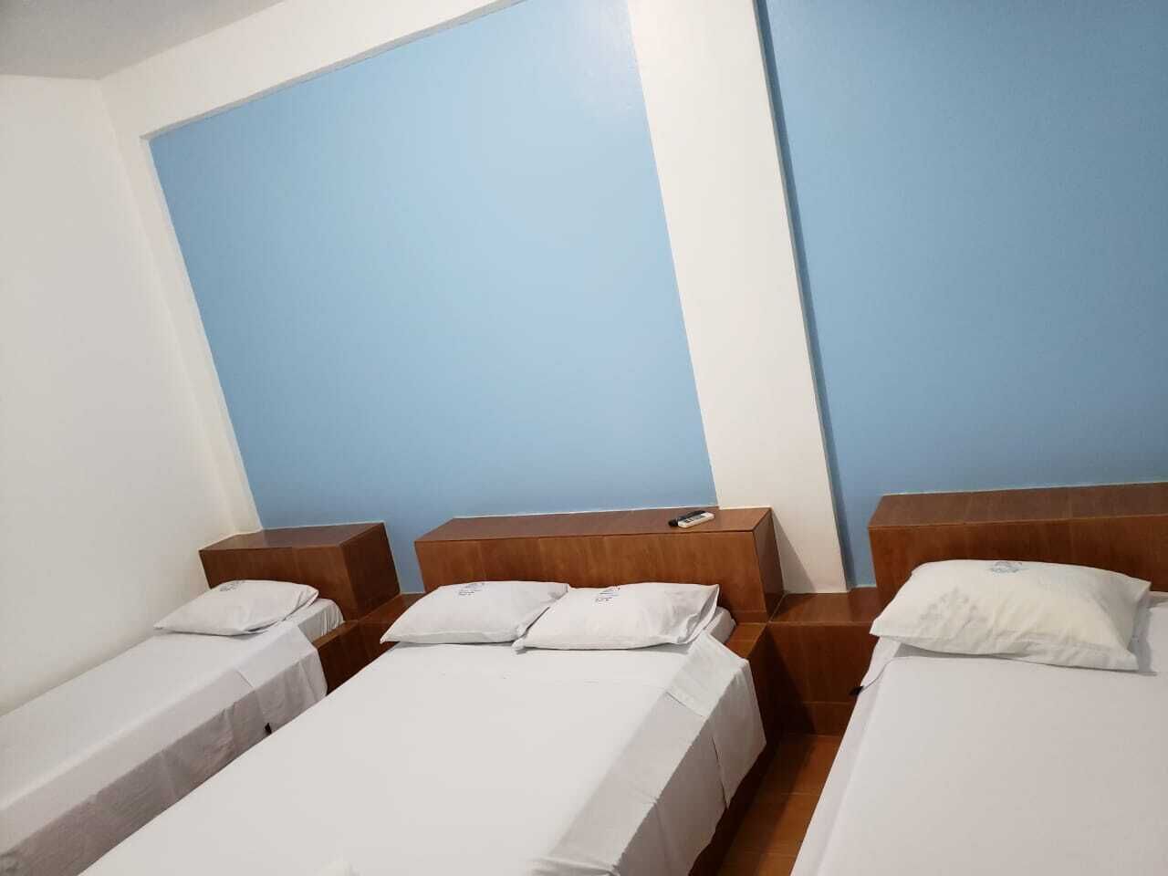 Rideaux occultants, chambres insonorisées, fer et planche à repasser