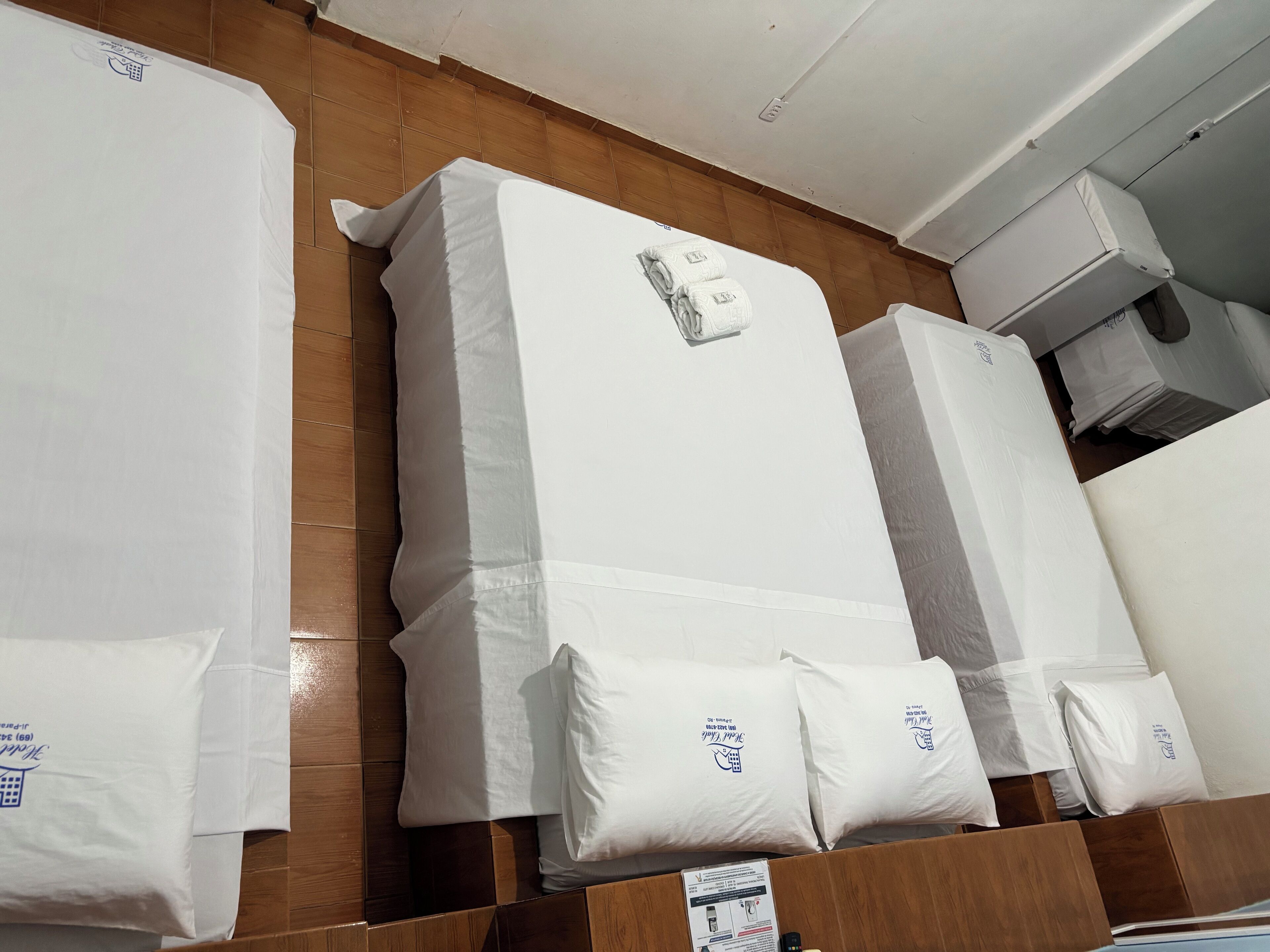 Rideaux occultants, chambres insonorisées, fer et planche à repasser