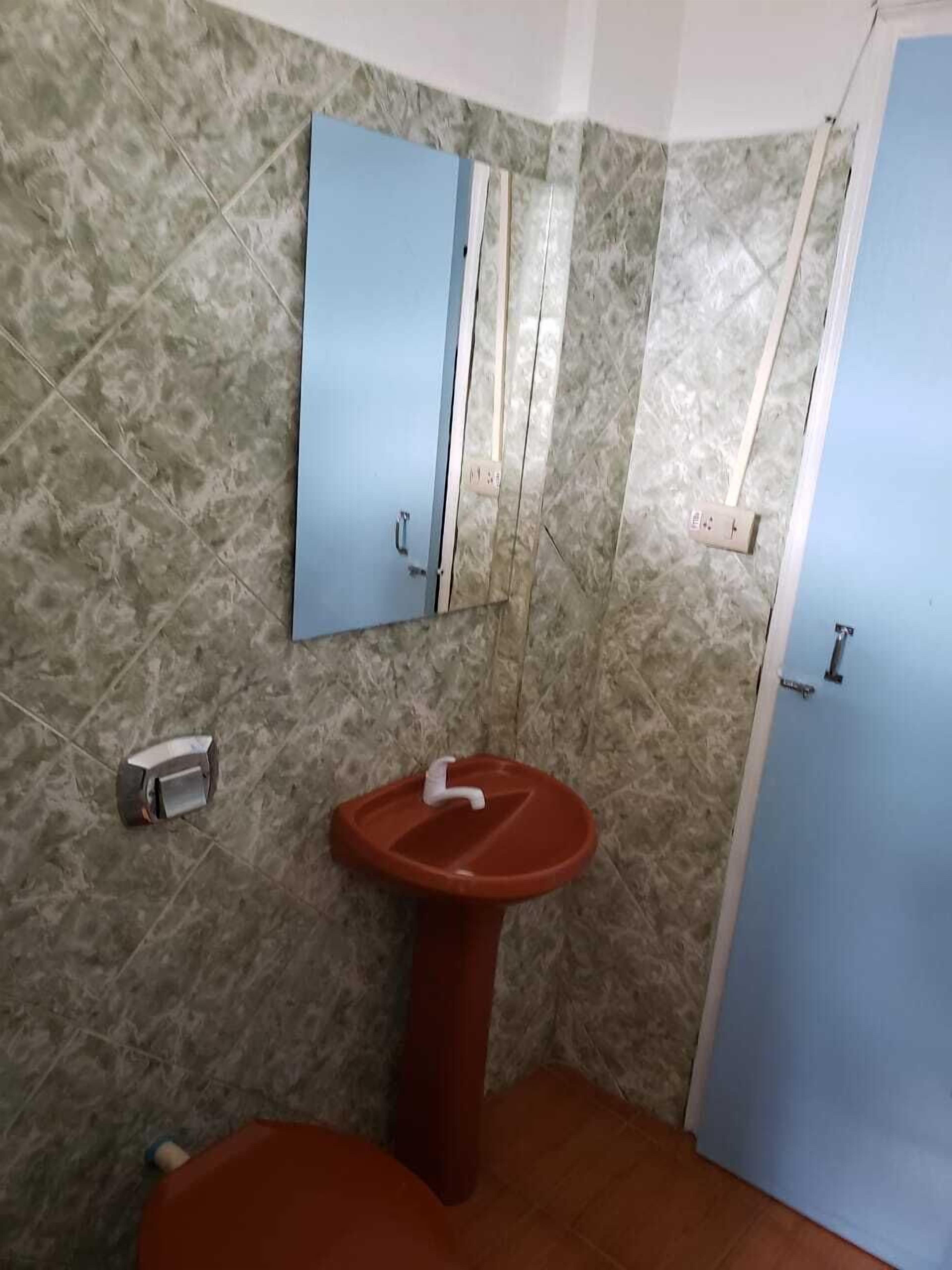 standard single room | bathroom | shower, towels