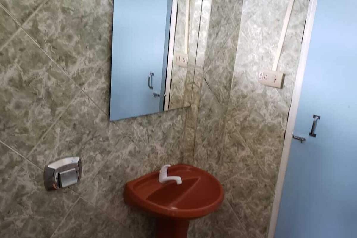 standard single room | bathroom | shower, towels