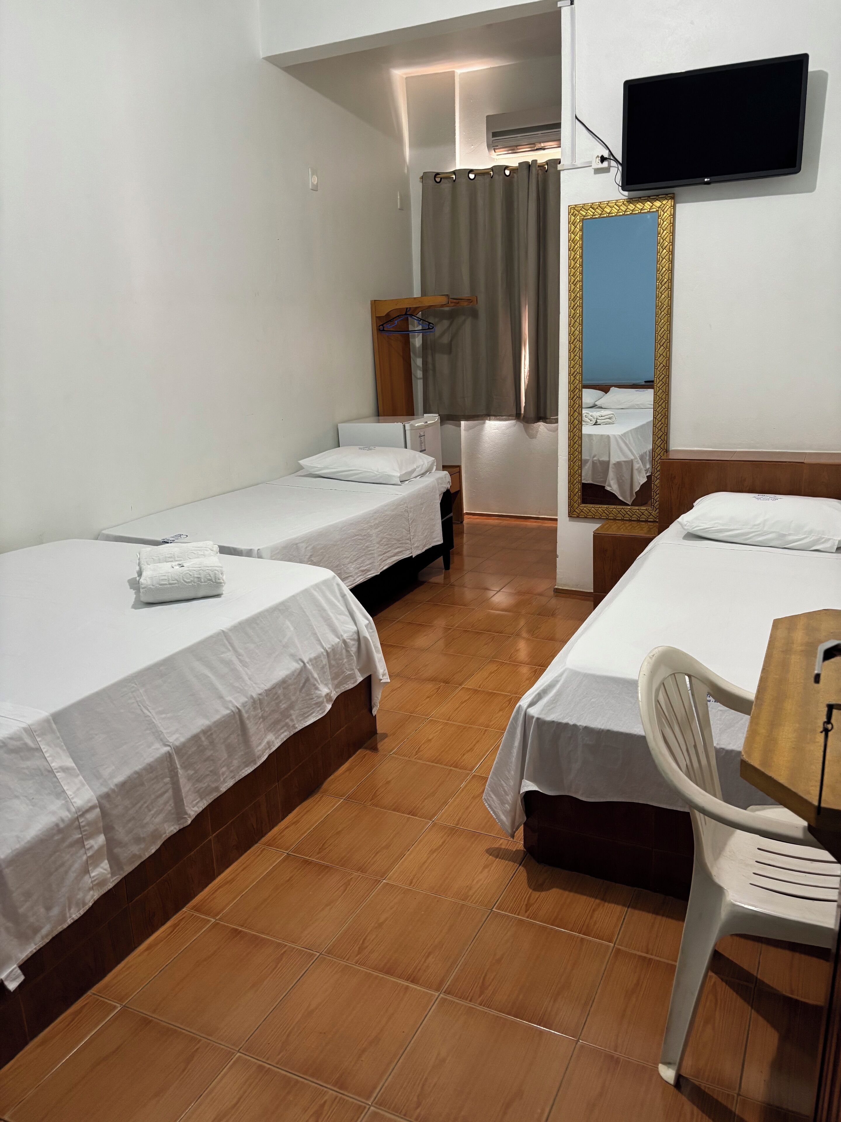 Rideaux occultants, chambres insonorisées, fer et planche à repasser