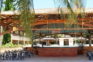 Bar junto a la piscina