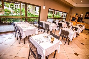 朝食 (ビュッフェ)、毎日提供 (無料)