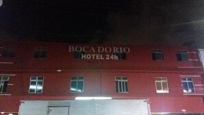 Un edificio rosso con il cartello "BOCADORIO HOTEL 24h" che indica un servizio alberghiero attivo 24 ore su 24.
