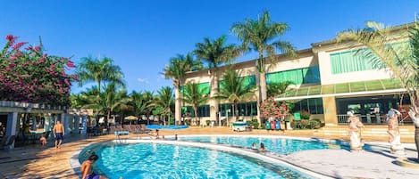 12 piscines extérieures, parasols de plage, chaises longues