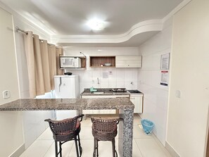Apartment | Private kitchen | Microwave - Lacqua Di Roma I Via Caldas (Caldas Novas)