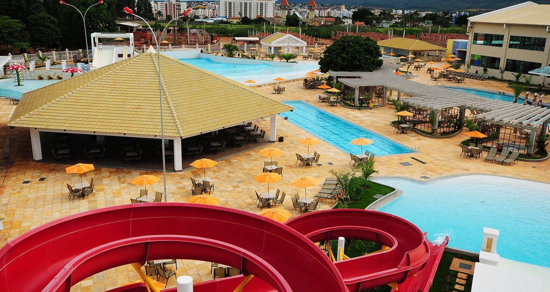 12 piscines a l'aire lliure, para-sols i gandules 