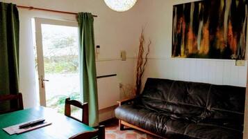 Bungalow, 2 makuuhuonetta | Olohuone | Taulutelevisio