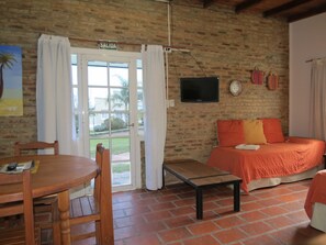 Bungalow superior, 1 habitación | Área de sala de estar | Televisión de pantalla plana