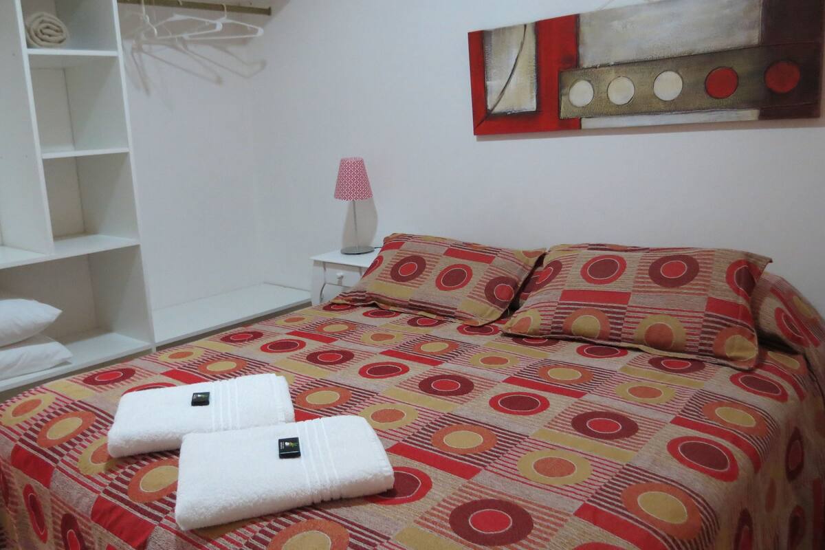 Casa superior, 2 habitaciones | Ropa de cama de alta calidad, cortinas blackout y wifi gratis