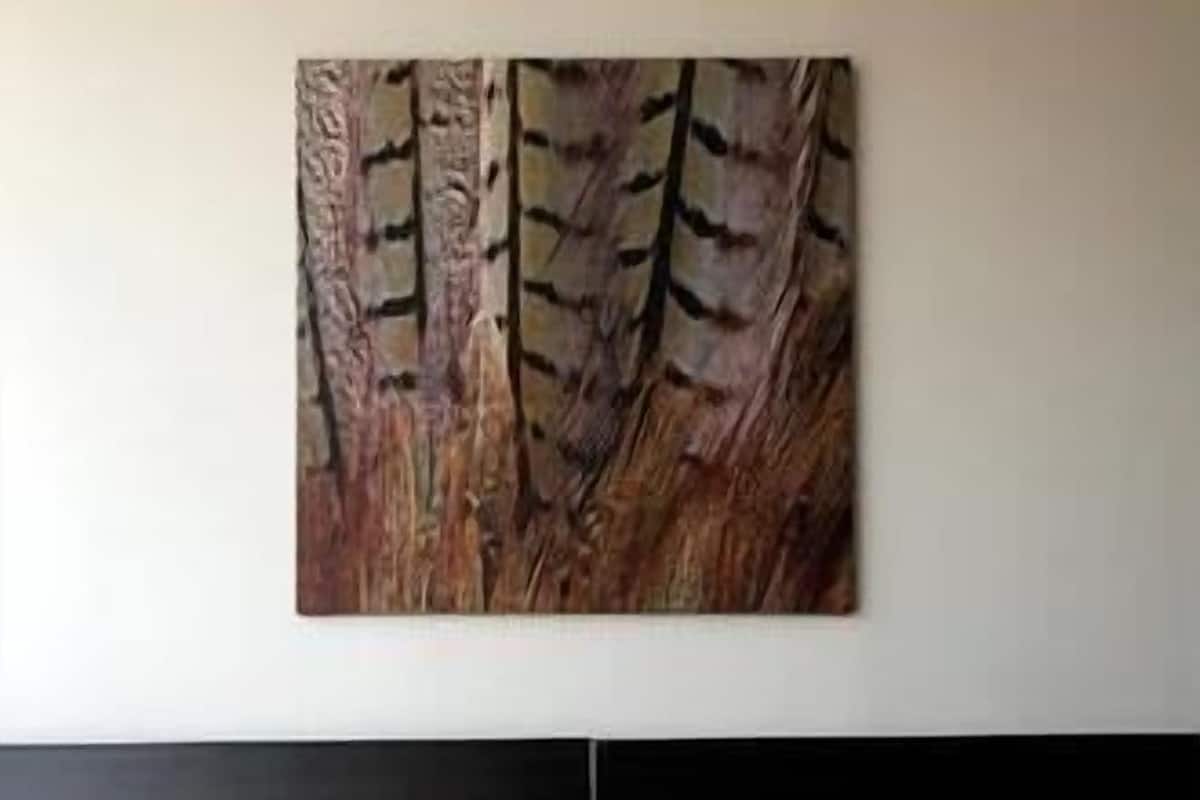 Ein Hotelzimmer mit einem Bett, zwei Kissen, einem Streifen Teppich und einem Bild an der Wand.