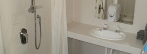 Doppelzimmer, mit Bad | Badezimmer | Dusche, Handtücher