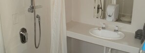 Double Ensuite | Bathroom | Shower, towels