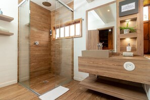 Studio Suite | Bathroom | Shower, free toiletries, towels, soap