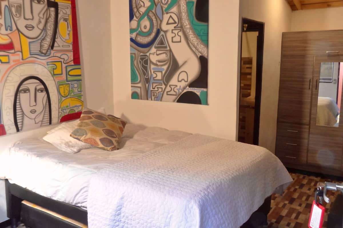 Eenvoudige kamer | Luxe beddengoed, een minibar, een kluis op de kamer, een bureau