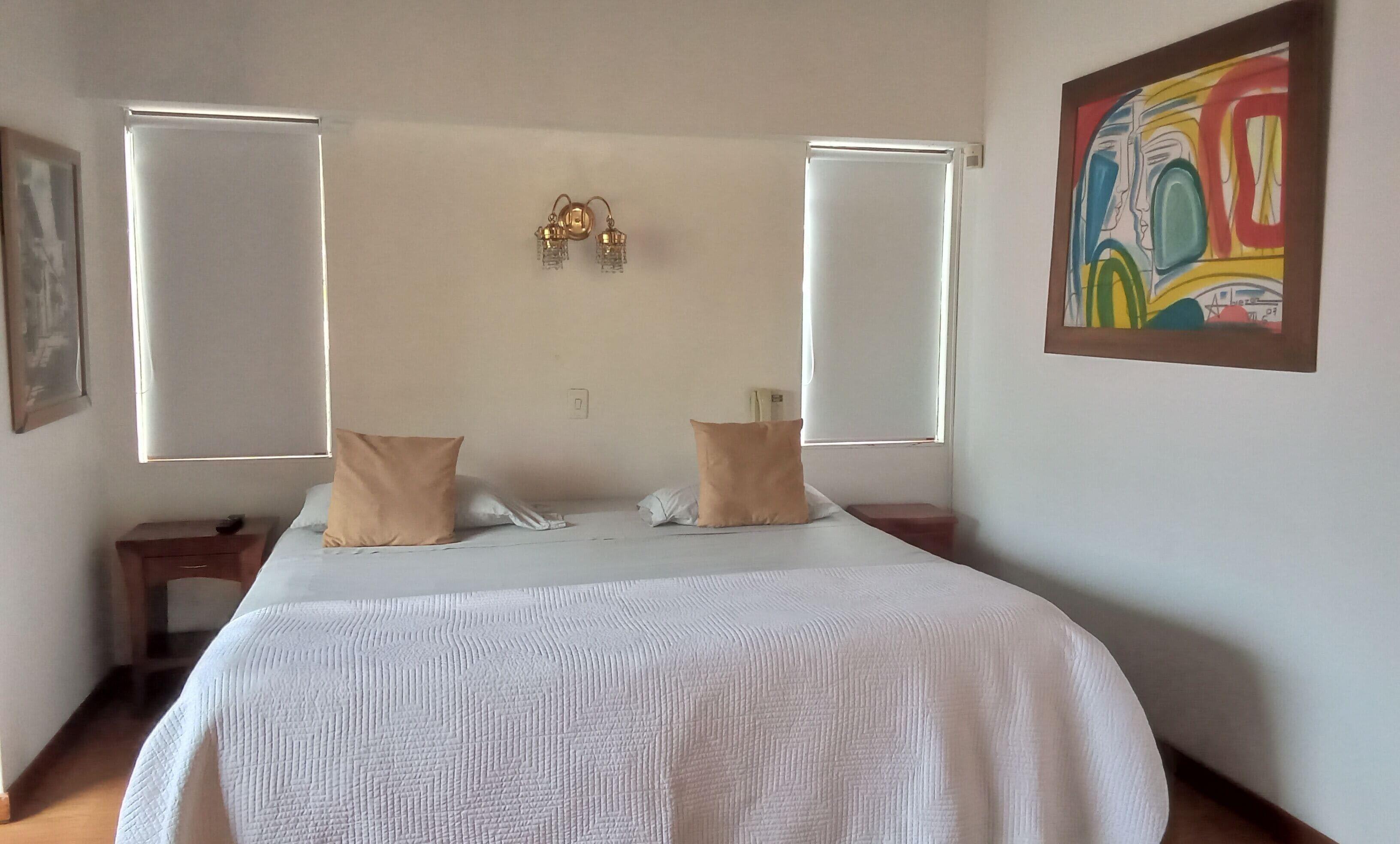 Habitación junior | Ropa de cama de alta calidad, minibar, caja fuerte y escritorio