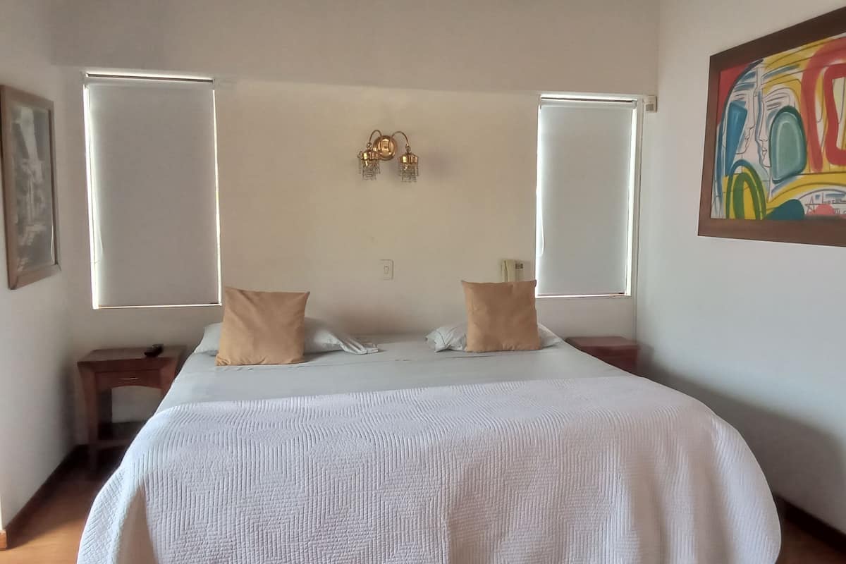 Habitación junior | Ropa de cama de alta calidad, minibar, caja fuerte y escritorio