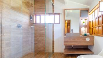 Suite monolocale | Bagno | Doccia, set di cortesia gratuito, asciugamani, sapone