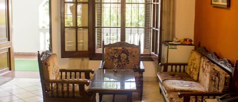 Minibar, escritorio, wifi gratis y ropa de cama