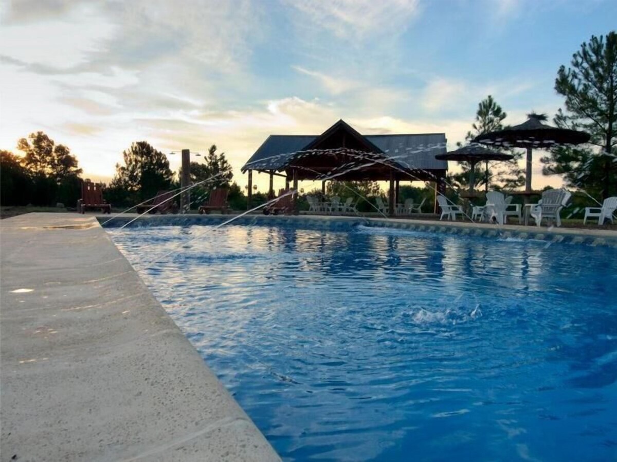 Una piscina cubierta, una piscina al aire libre