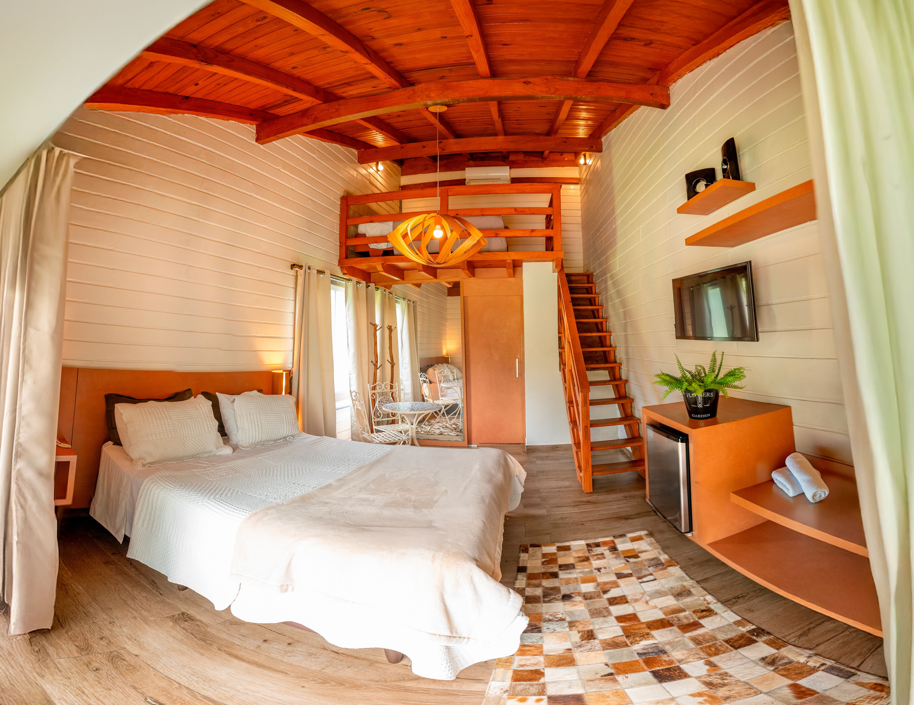 Chalé superior, várias camas | Frigobar, cofres nos quartos, escrivaninha, cortinas blackout