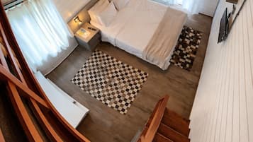 Minibar, caja de seguridad en la habitación y escritorio