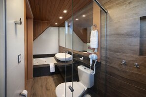 Superior Chalet, Multiple Beds | Bathroom | Shower, free toiletries, hair dryer, bidet - Hotel Acqua Lokos (Capao da Canoa)
