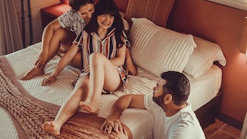 Minibar, brankas, meja kerja, dan tirai kedap cahaya