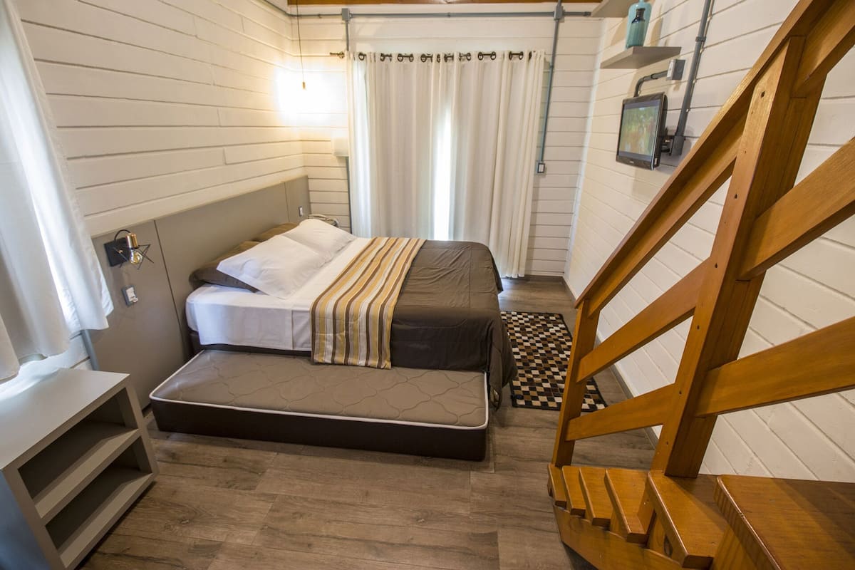 Traditionele chalet, meerdere bedden | Een minibar, een kluis op de kamer, een bureau, verduisterende gordijnen