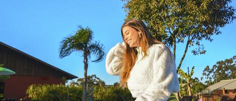 2 utendørsbassenger og bassengparasoller