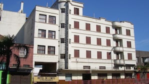 A multi-story hotel with a sign reading "HOTEL DE CONTO ESTACIONAMIENTO". - Hotel de Conto (Porto Alegre)