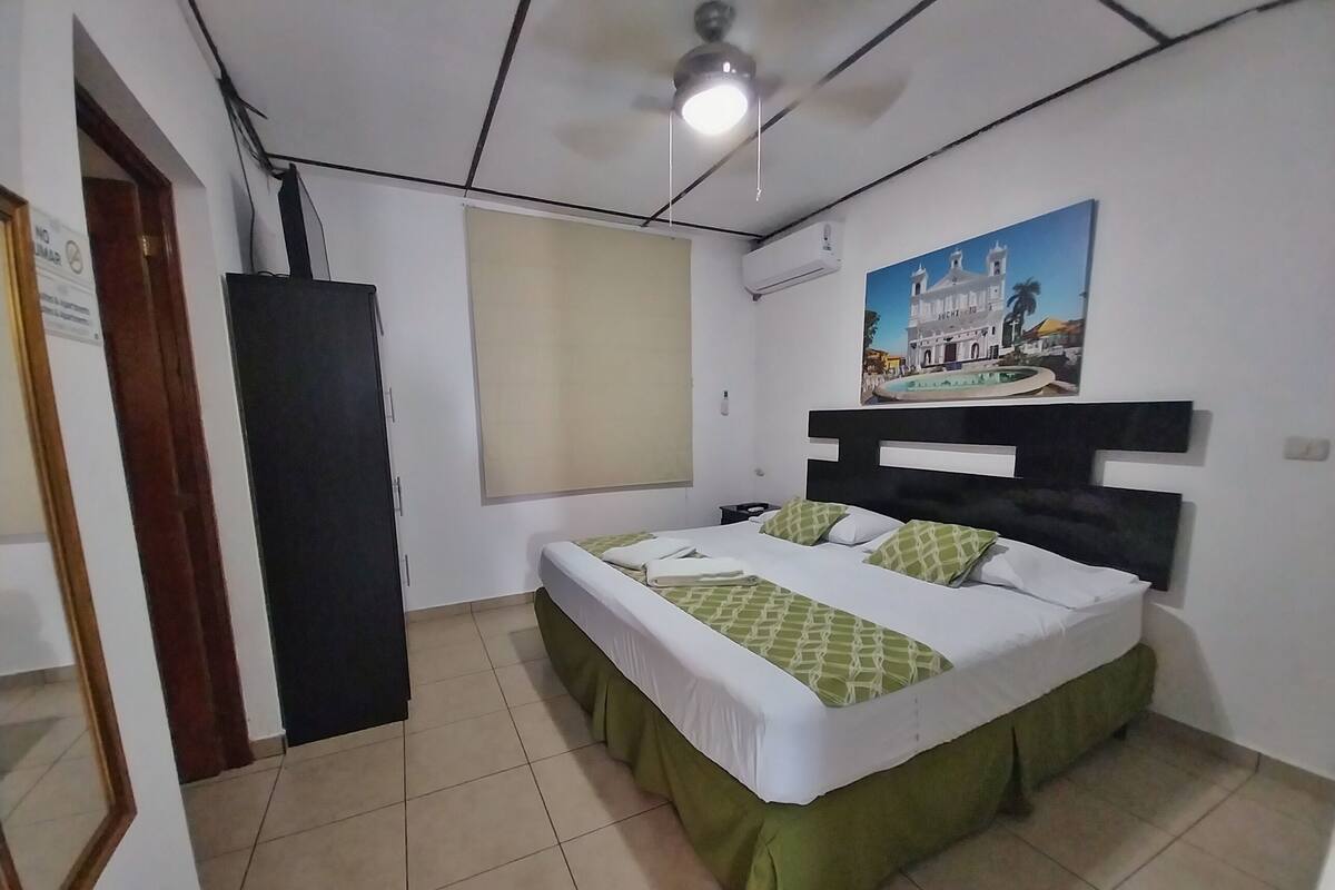 Familie suite, 2 slaapkamers, niet-roken | Een strijkplank/strijkijzer, gratis wifi, individueel gemeubileerd