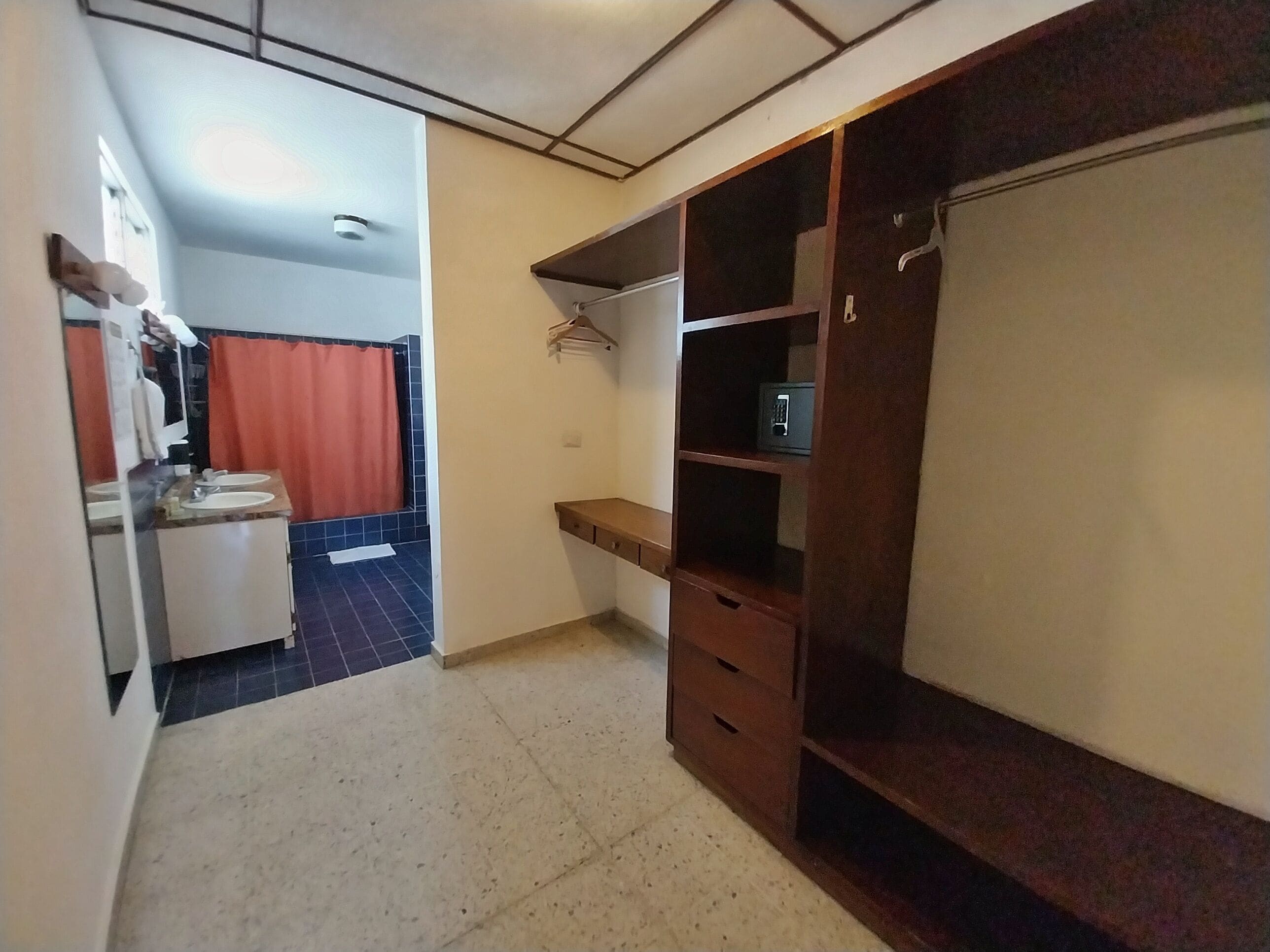 executive suite, 1 king bed, patio | bathroom | shower, free toiletries, towels
