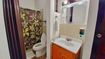 Standardzimmer, 1 Doppelbett | Badezimmer | Dusche, kostenlose Toilettenartikel, Handtücher