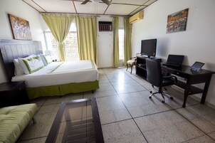 Suite ejecutiva, 1 cama de matrimonio grande, patio | Vistas al jardín