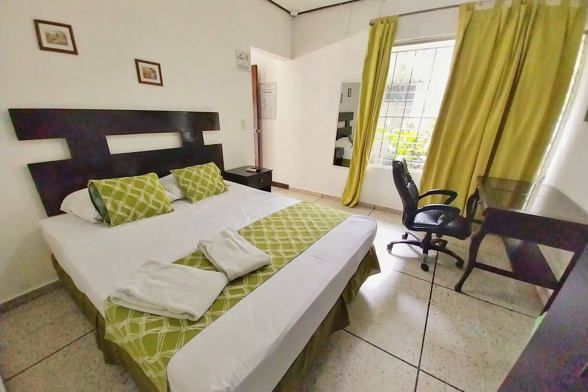 Standaard kamer, 1 tweepersoonsbed | Een strijkplank/strijkijzer, gratis wifi, individueel gemeubileerd