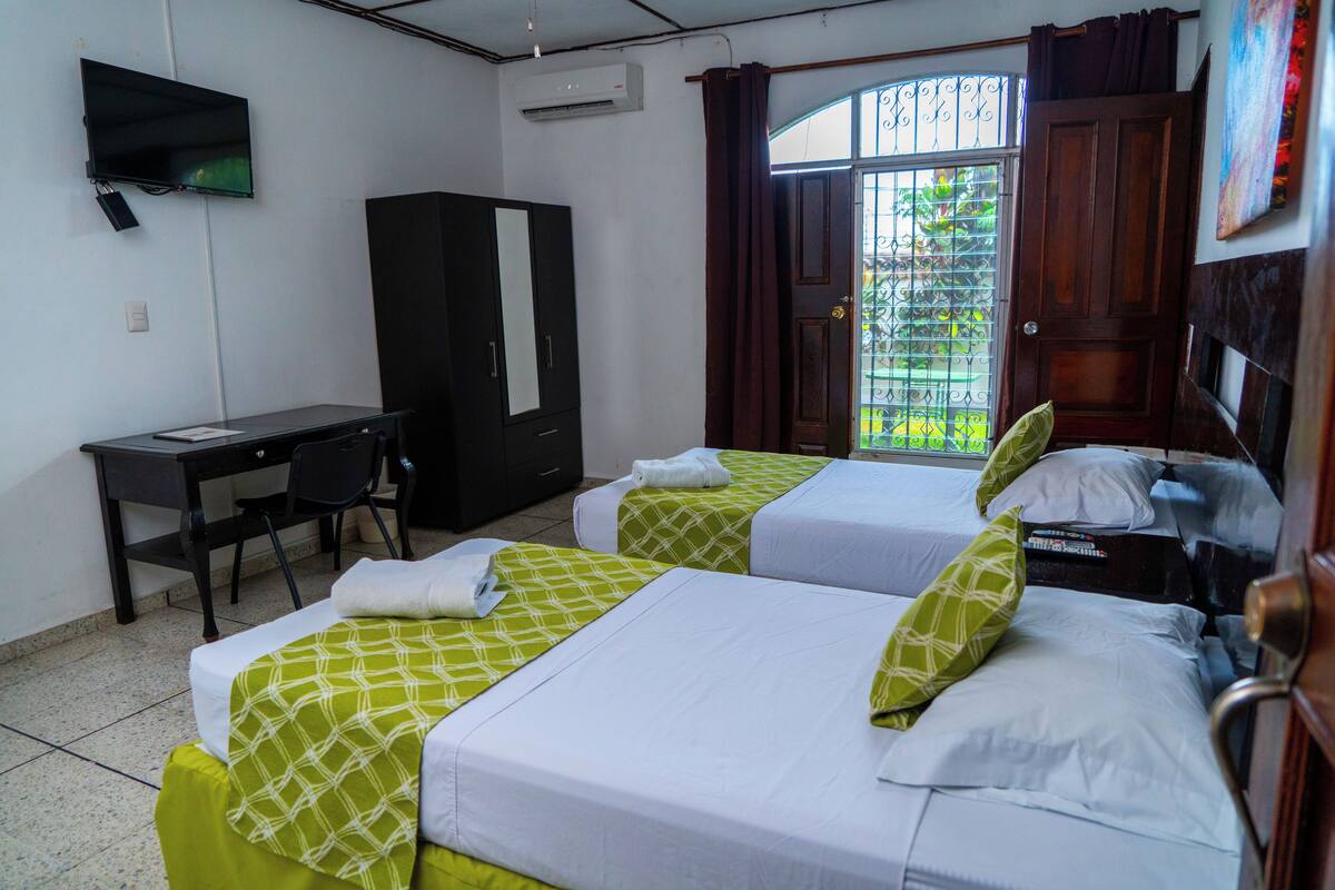 Grand kamer, 1 kingsize bed | Een strijkplank/strijkijzer, gratis wifi, individueel gemeubileerd