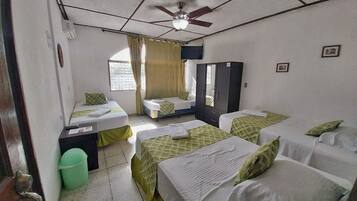 Vierbettzimmer, 1 Schlafzimmer | Individuell eingerichtet, Bügeleisen/Bügelbrett, kostenloses WLAN