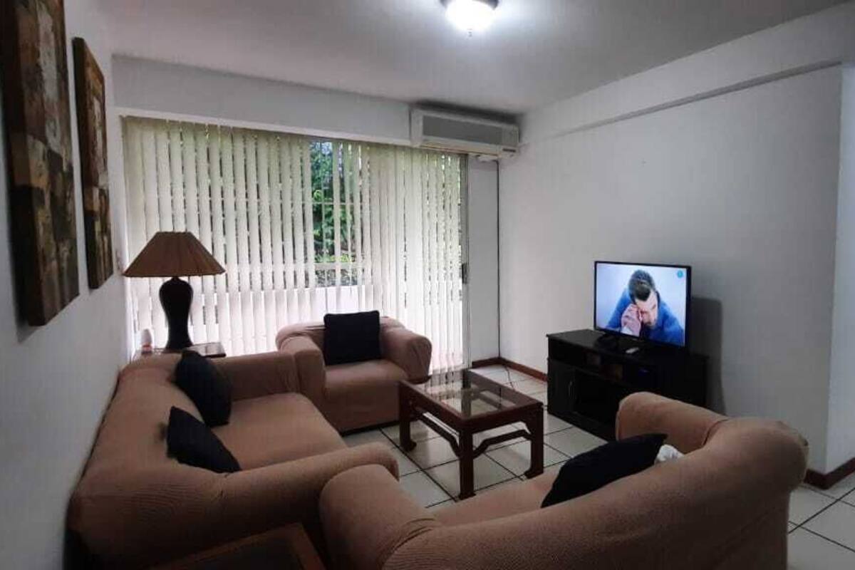 Familie appartement | Woonruimte | Een 32-inch plasmatelevisie met kabelzenders en televisie