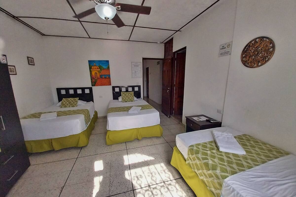 Vierpersoonskamer, 1 slaapkamer | Een strijkplank/strijkijzer, gratis wifi, individueel gemeubileerd