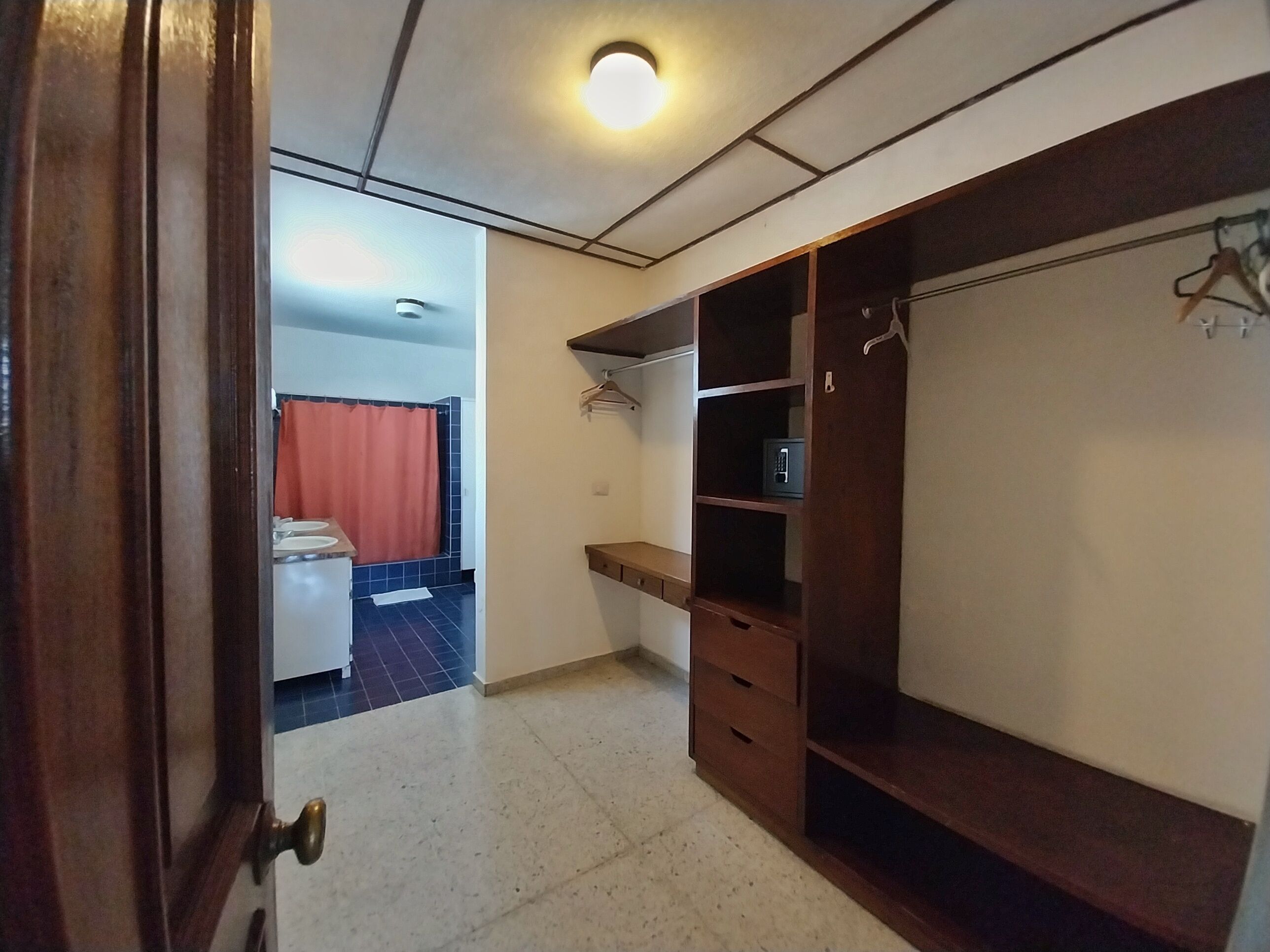 executive suite, 1 king bed, patio | bathroom | shower, free toiletries, towels