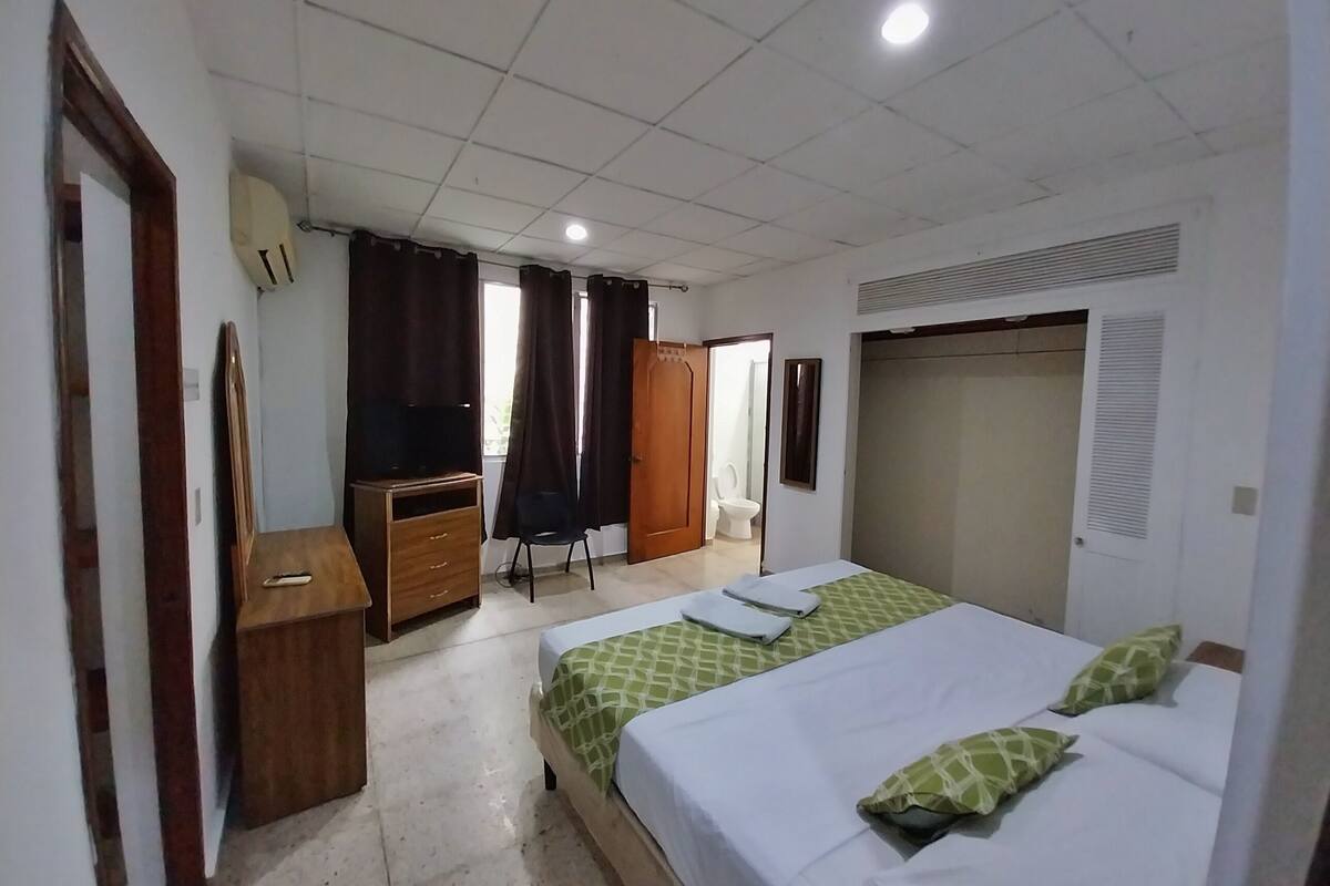 Junior suite, 1 queensize bed | Een strijkplank/strijkijzer, gratis wifi, individueel gemeubileerd