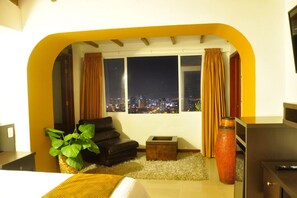 Premium bedding, minibar, desk, blackout drapes - Serenity Suites (Bucaramanga)