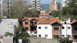 Zona residencial con una mezcla de edificios modernos y tradicionales, algunos con balcones y otros con techos planos.