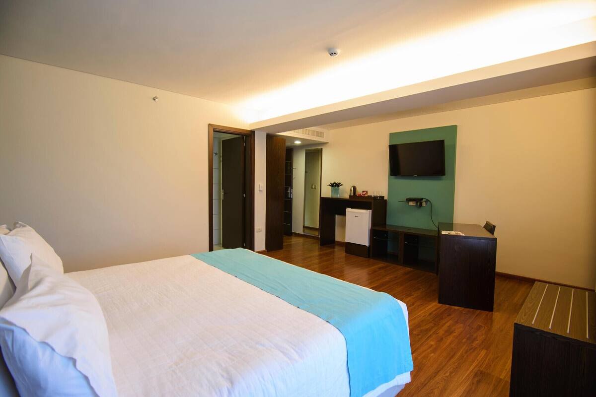 Premium bedding, minibar, in-room safe, desk